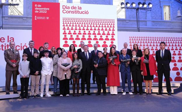 Foto de las autoridades junto con los premiados por el día de la Constitución 