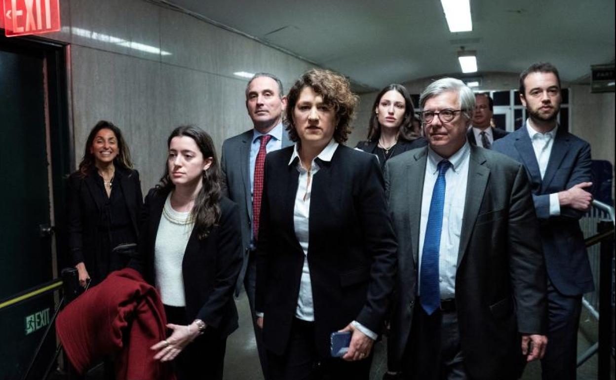 El equipo legal abandona la sala tras la lectura del veredicto contra la Organización Trump. 