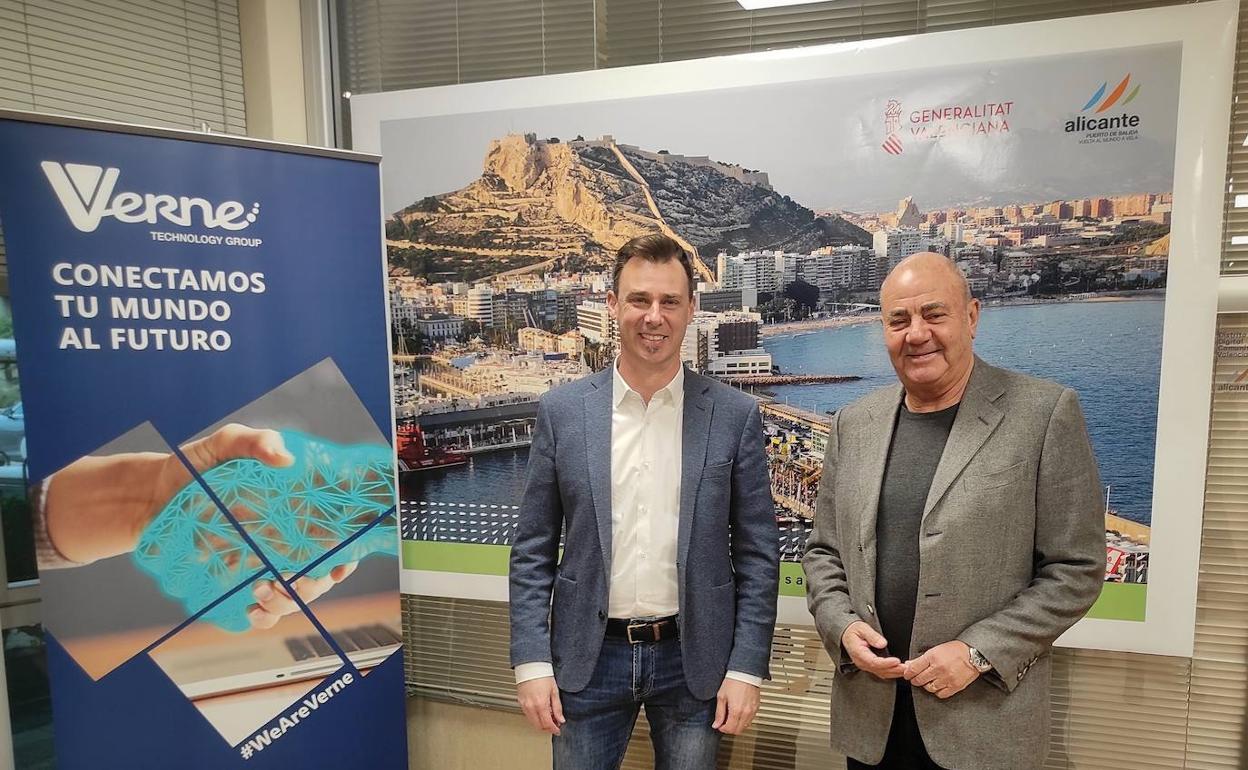 El CEO de Verne, Gianni Cecchin, y el director de la SPTD, Antonio Rodes, tras firmar el acuerdo
