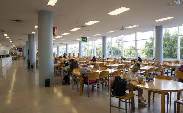 Universidad de Alicante UA | La comunidad universitaria pide más enchufes en la Universidad de Alicante, además de fuentes y máquinas de gimnasio