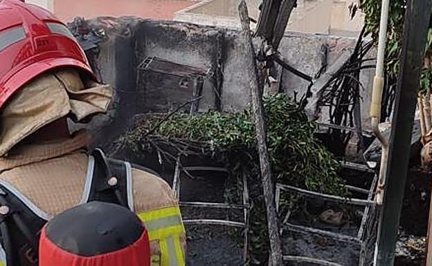 Dos incendios en Alicante se saldan con una persona herida por inhalación de humo