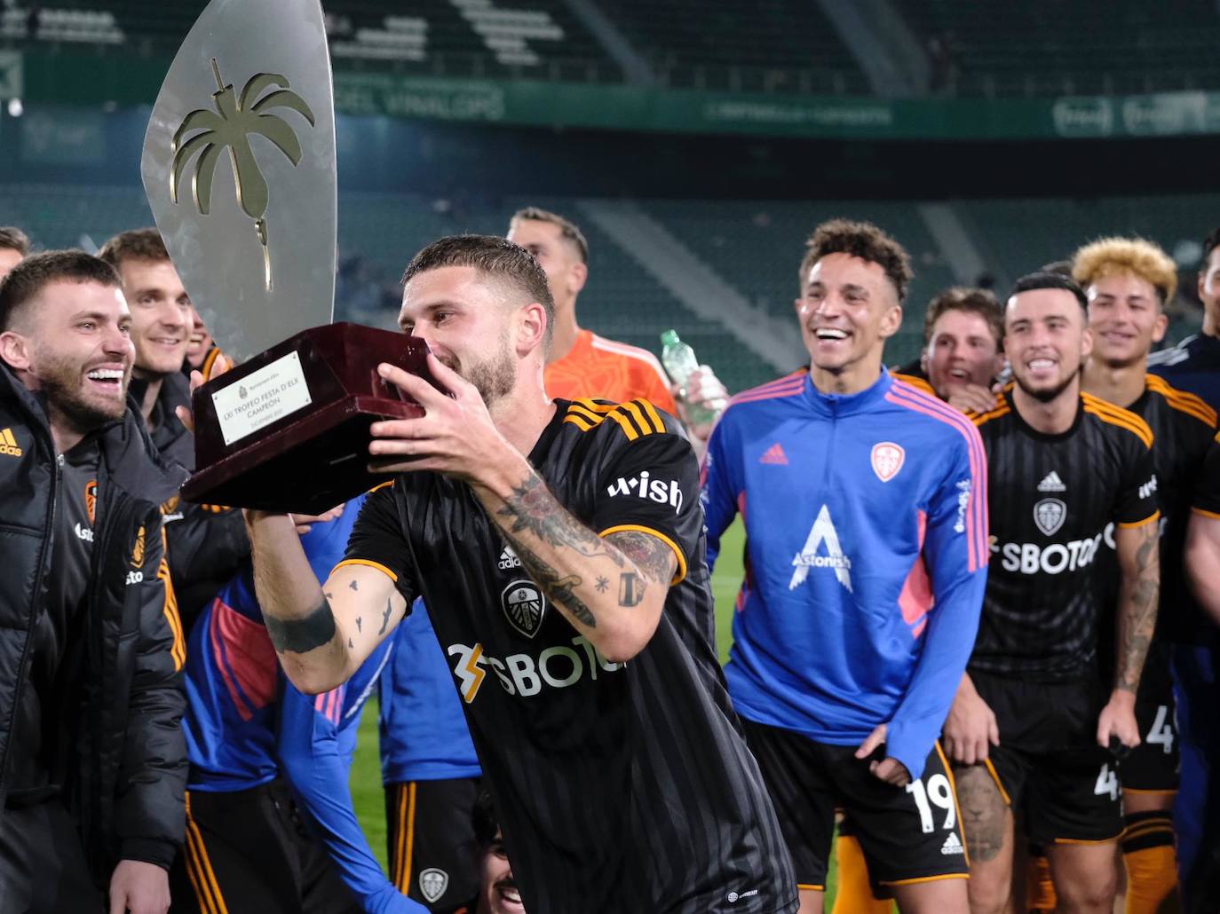 Los jugadores del Leeds levantando el trofeo Festa d'Elx