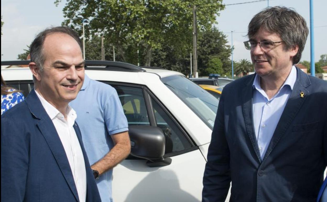 Jordi Turull dialoga con Carles Puigdemont.