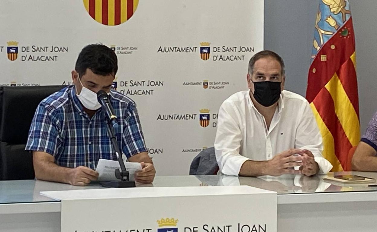 Jaime Albero (i) y Santiago Román, en el anuncio de la cesión de competencias de Alcaldía en verano de 2020.