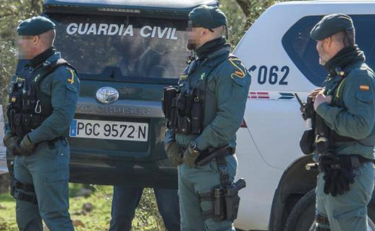 Agentes de la Guardia Civil durante un registro.