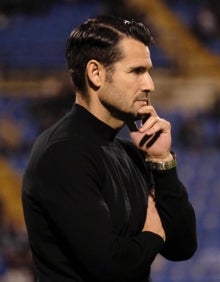 Imagen secundaria 2 - Álvaro Hernáiz trata de superar a varios rivales, Míchel celebra el empate y Escobar observa con atención el encuentro. 