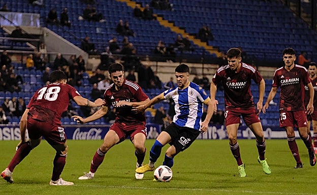 Imagen principal - Álvaro Hernáiz trata de superar a varios rivales, Míchel celebra el empate y Escobar observa con atención el encuentro. 