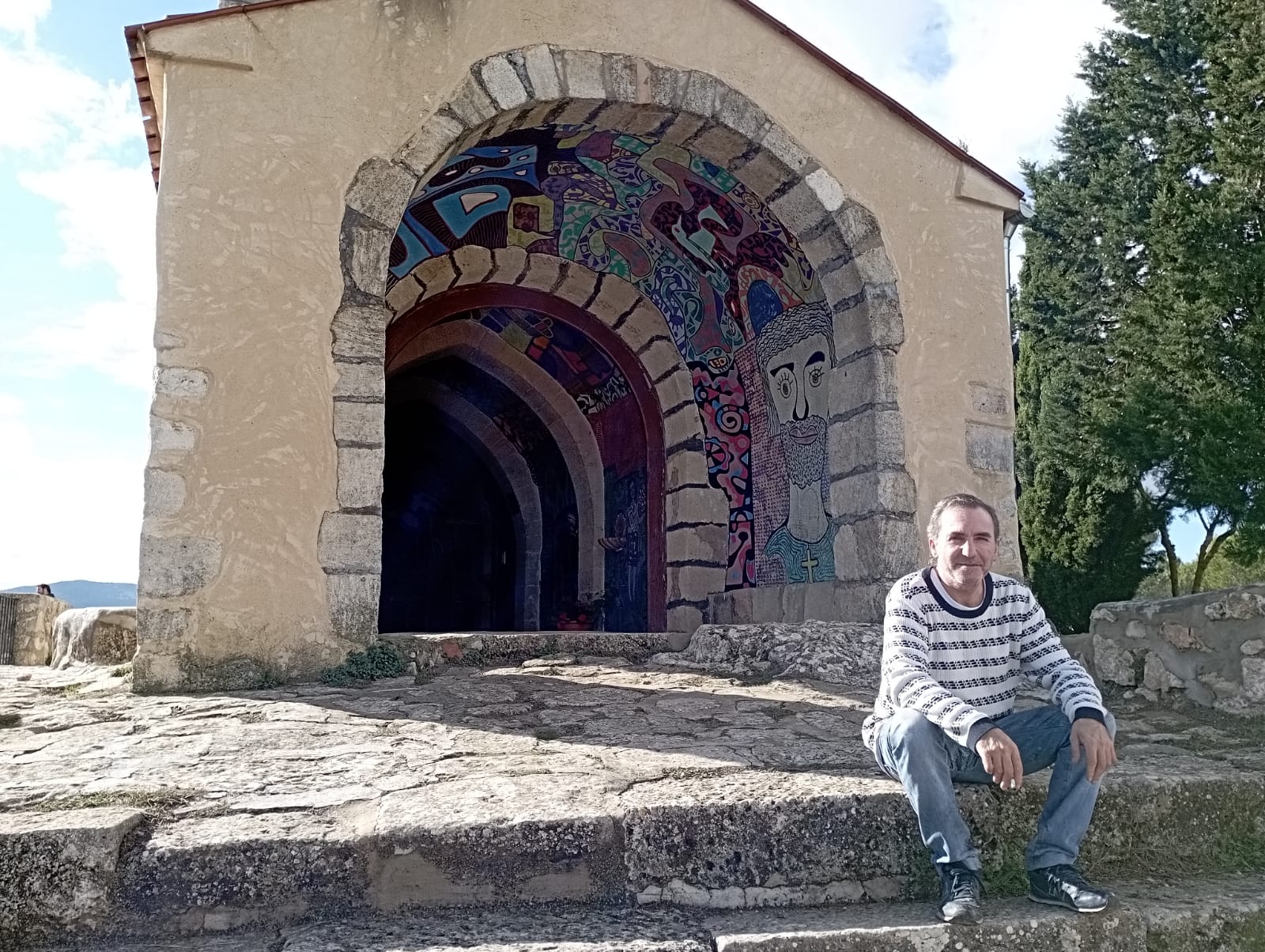 Cees a las puertas de la ermita, ubicada en plena Serra de Mariola