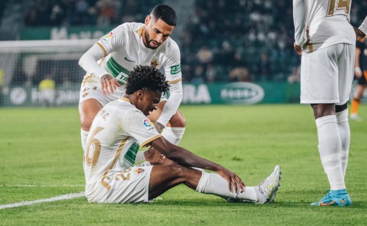 El central John Chetauya, tras lesionarse frente al Leeds 