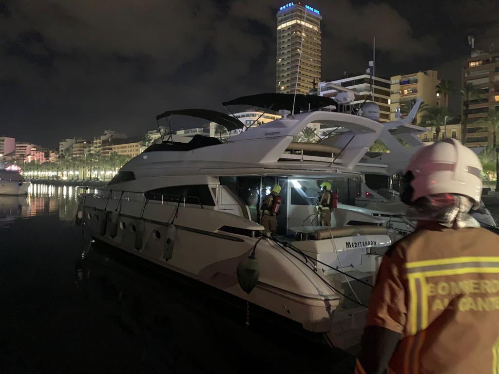 Incendio en un yate de lujo en el puerto de Alicante