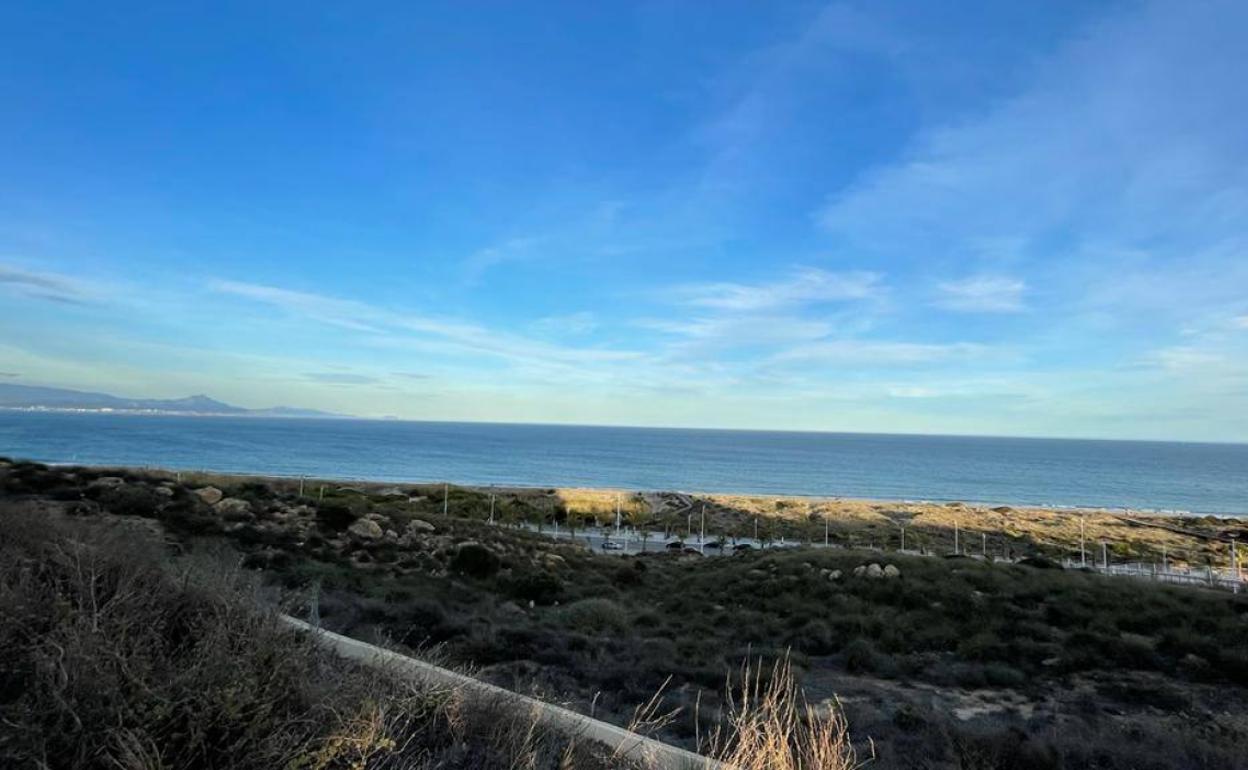 Imagen de la playa de los Arenales del Sol. 