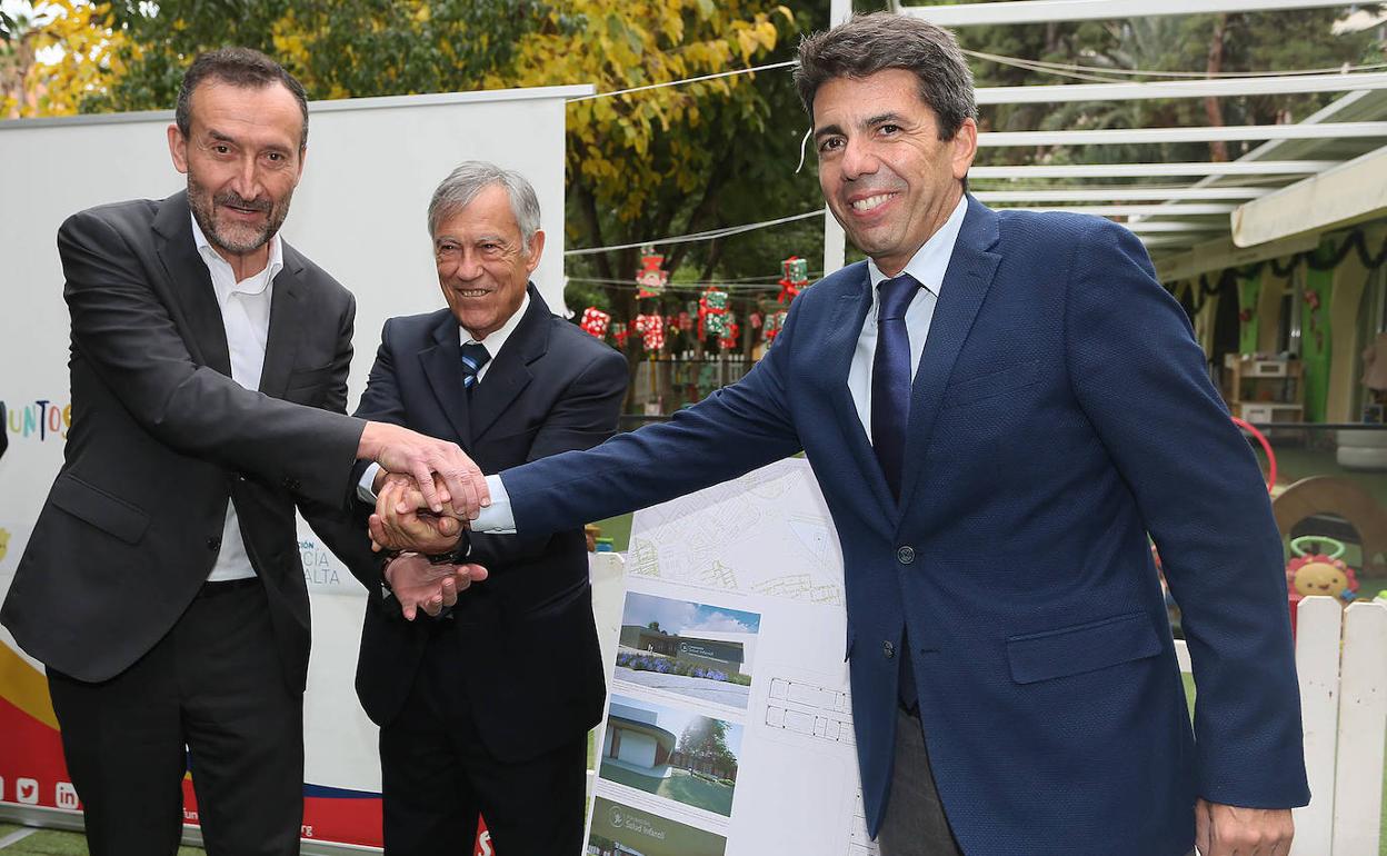 El alcalde, Carlos González, con el presidente de la Diuptación de Alicante, Carlos Mazón, en las instalaciones de la Fundación Salud Infantil de Elche.