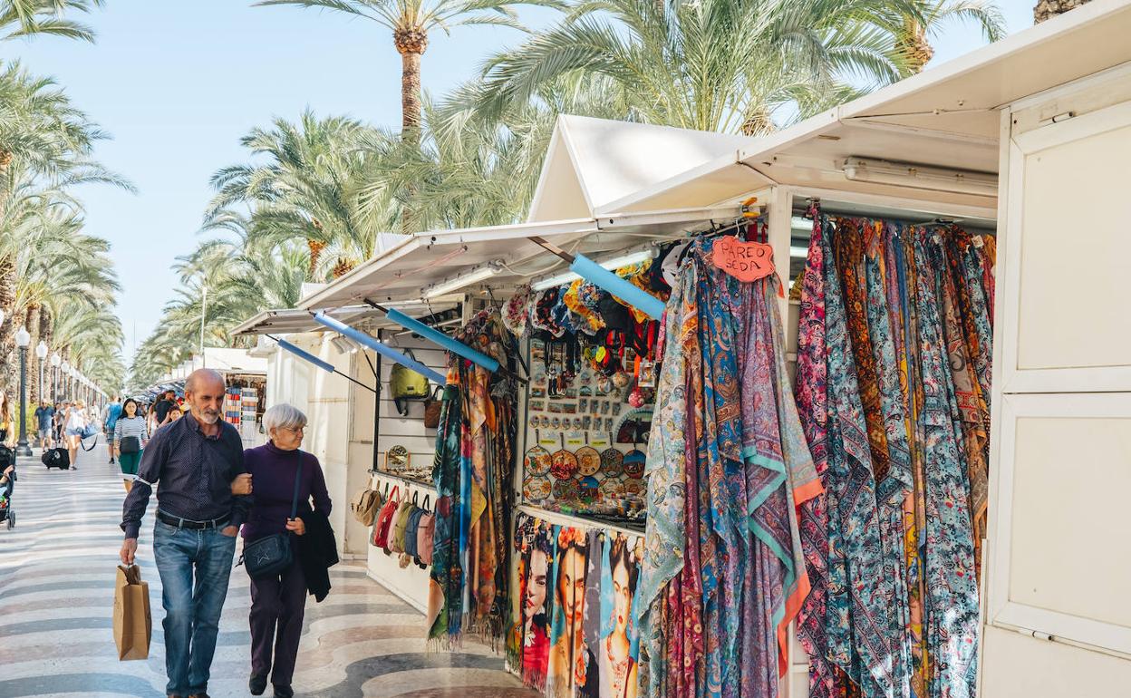 Personas pasean por la Explanada de Alicante