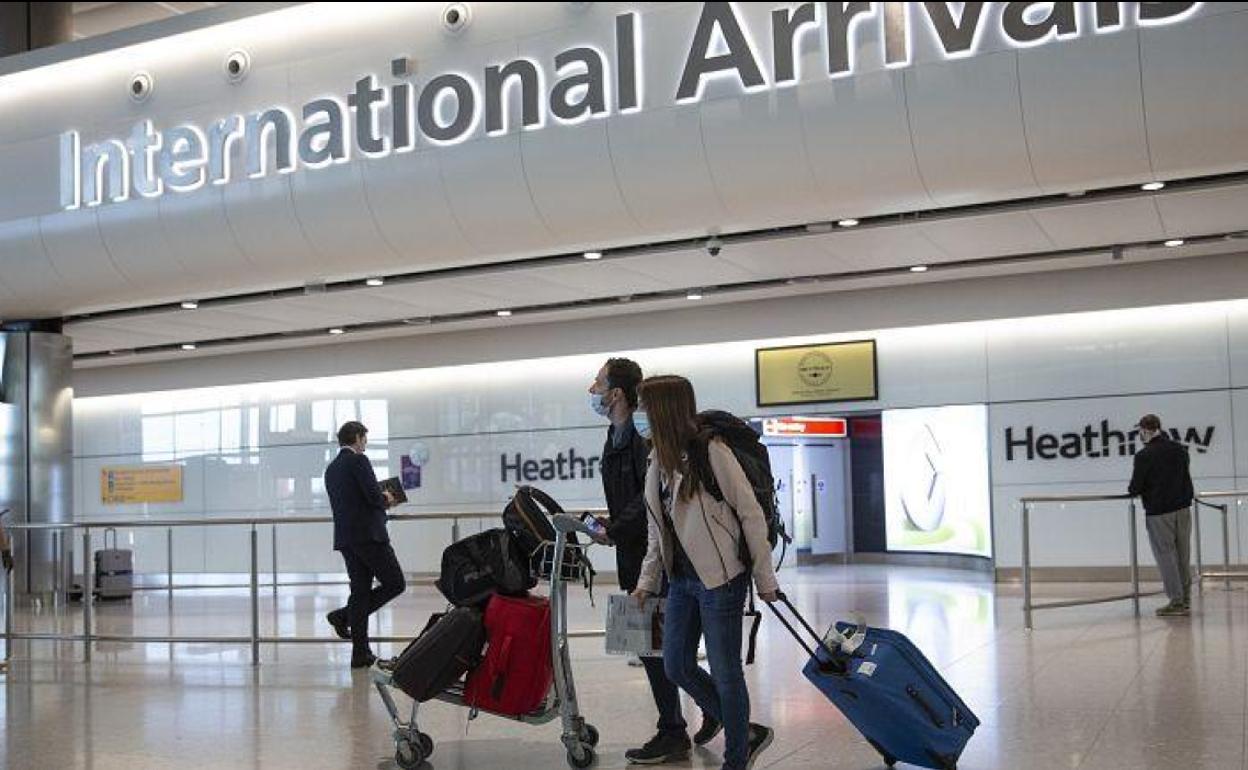 Dos pasajeros llegan al aeropuerto de Heathrow
