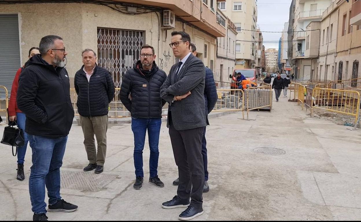 El alcalde, Rubén Alfaro, durante la visita a las obras.