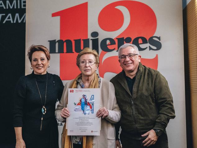 María Conejero y Antonio Manresa entregan el reconocimiento a Marisa Sempere