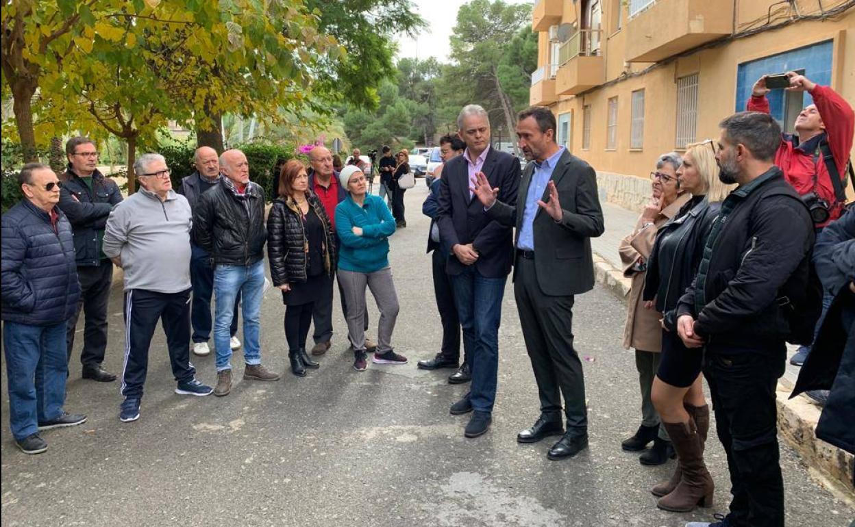 El alcalde y el conseller de Vivienda, durante la reunión con los vecinos de Porfirio Pascual.