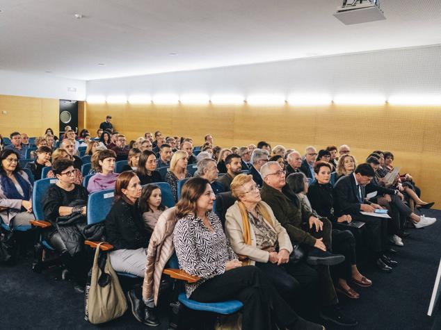 El público asistente a la inauguración de la exposición en el auditorio Puerta Ferrisa de Alicante