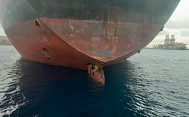 Salvamento Marítimo hizo esta foto de Henry, sentado al fondo en el timón junto a los otros dos polizones, poco después de que el petrolero arribara al puerto de Las Palmas de Gran Canaria. 