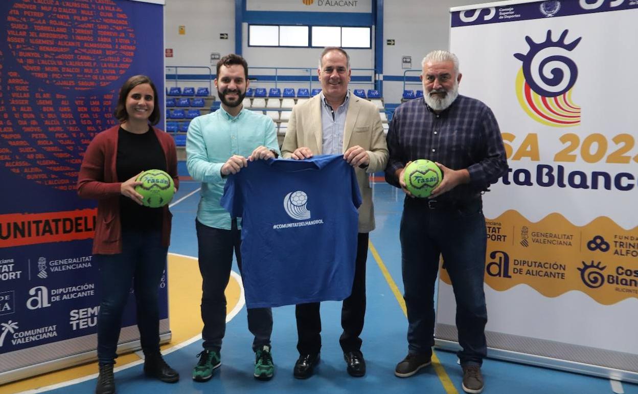 El alcalde de Sant Joan, Santiago Román; el presidente del Handbol Sant Joan, Jaime Candela; y el director del evento, Miguel Soria.