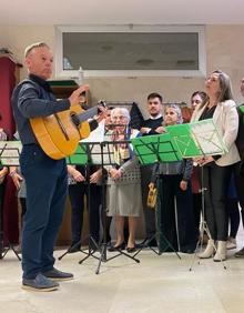 Imagen secundaria 2 - El Belén de la asociación de mayores de El Campello y varios momentos de las actuaciones musicales.