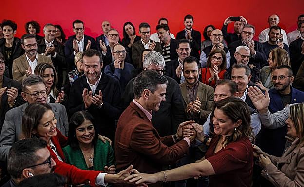 El alcalde de Elche, Carlos González, entre Puig y Sánchez.