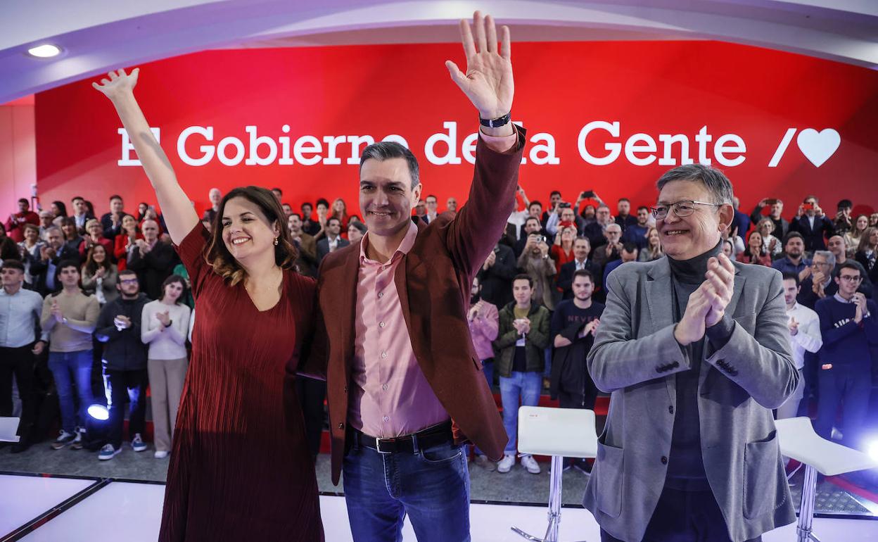 La vicealcaldesa de Valencia, Sandra Gómez, el presidente del Gobierno, Pedro Sánchez, y el de la Generalitat, Ximo Puig, arrancan el acto de precampaña del PSOE.