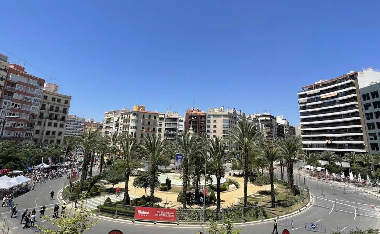 La plaza de los Luceros de Alicante antes de una 'mascletà'.