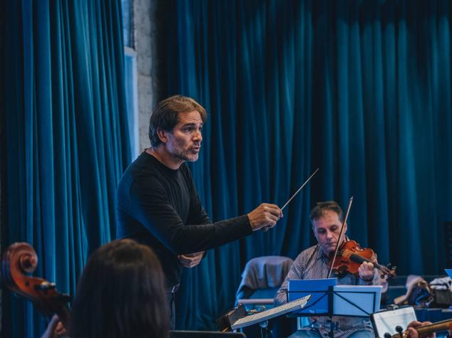 Ignacio García Vidal dirige a los músicos del Ensemble en uno de los ensayos