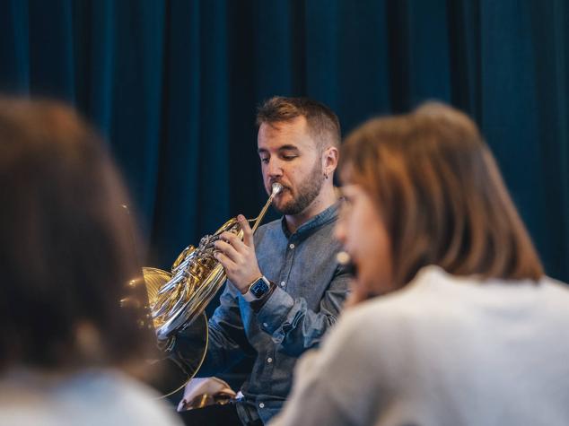 Detalle de un trompa en el ensayo del Ensemble Casa Mediterráneo