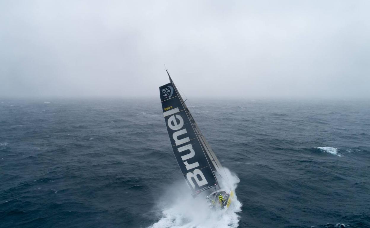 Un velero cruza el Atlántico durante una travesía de la edición 17-18