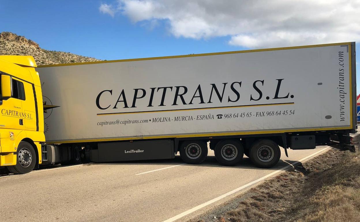 El camión bloquea la circulación en ambos sentidos.