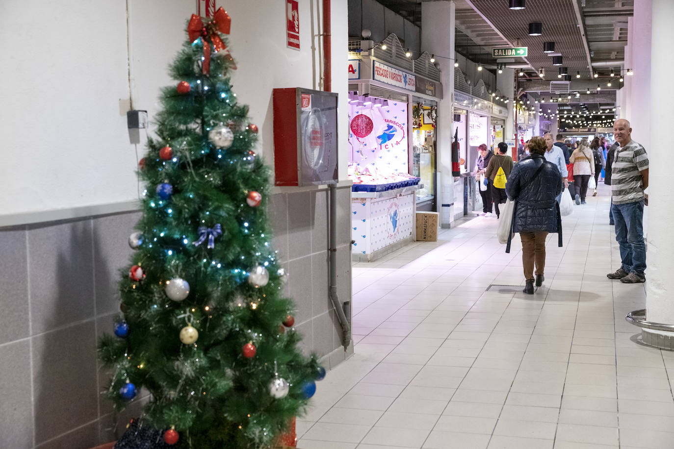 Fotos: El Mercado Central de Alicante se viste de Navidad