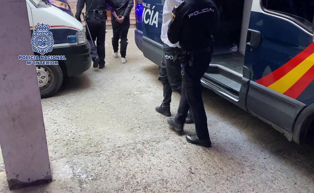 Los agentes trasladan a los detenidos. 