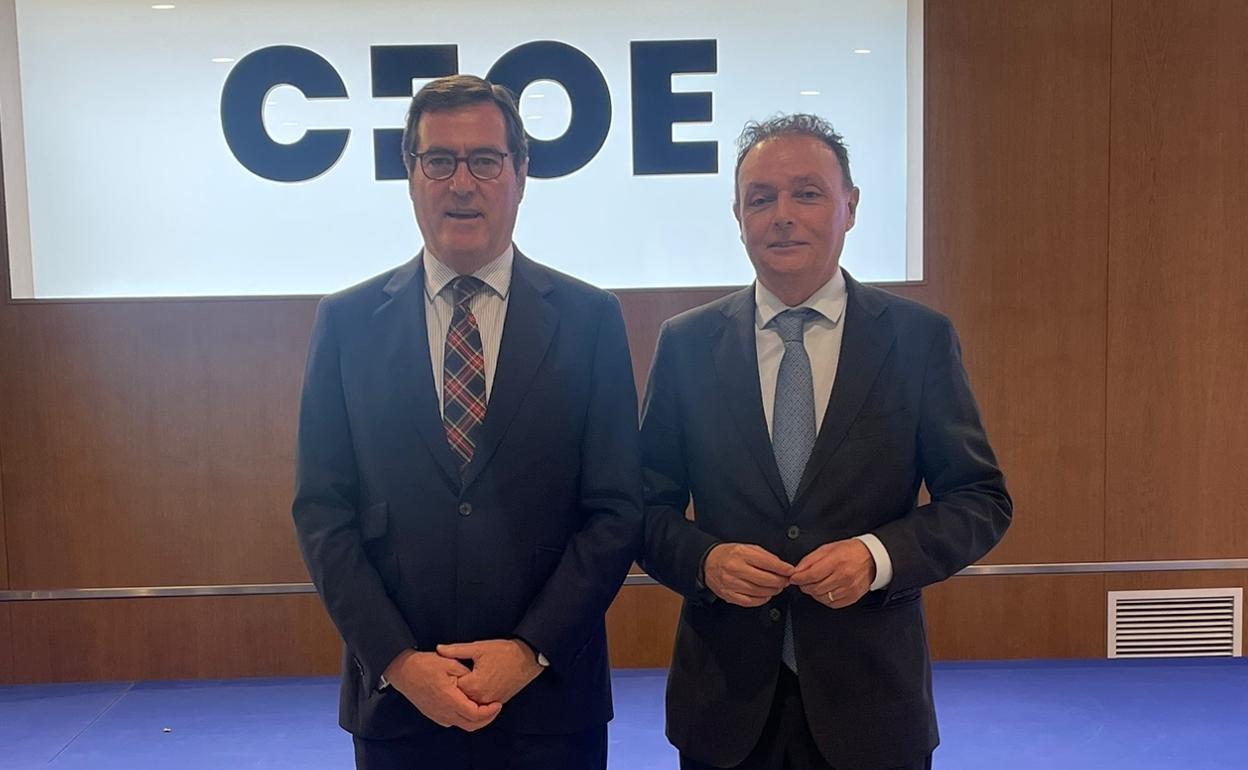 Antonio Garamendi, presidente de la CEOE, con Salvador Navarro. 