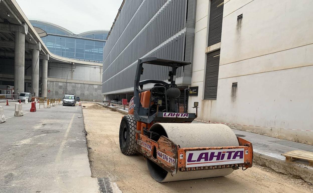 Trabajos en el parquin exprés del aeropuerto.