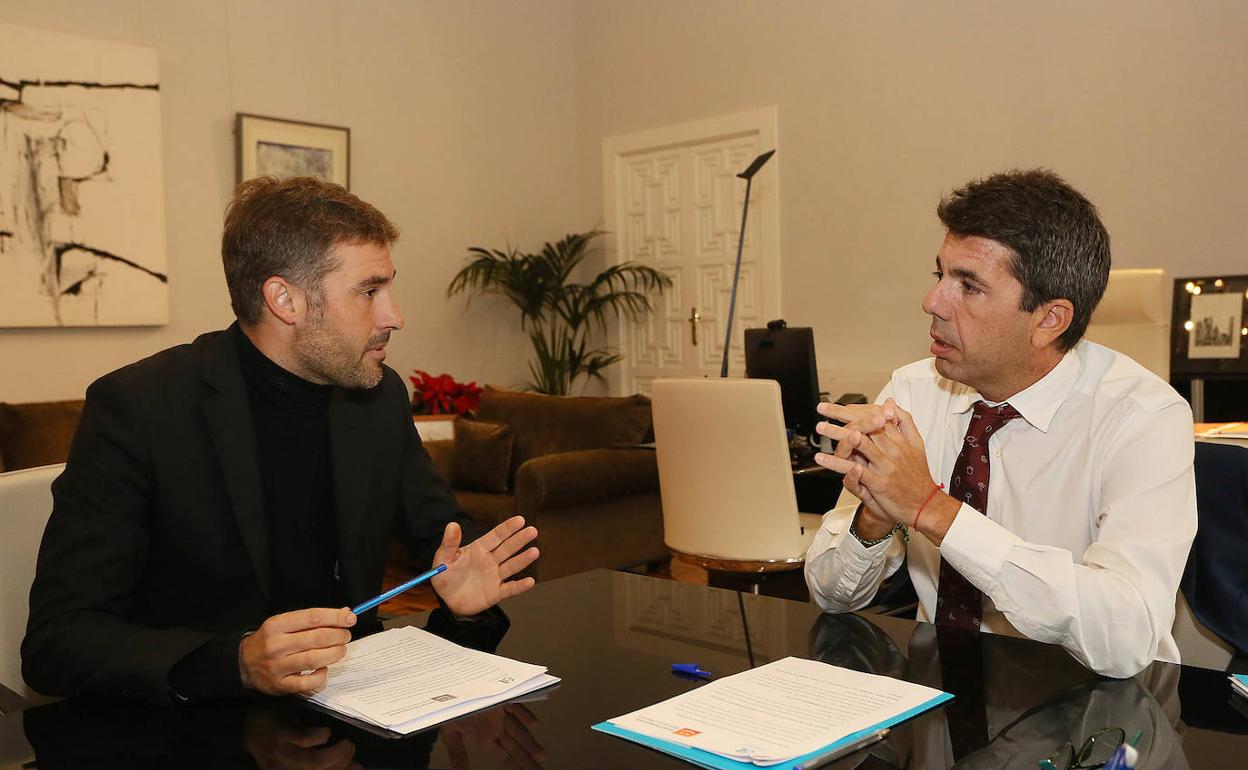 El portavoz de Compromís, Gerard Fullana, y el presidente de la Diputación, Carlos Mazón, en la negociación de los presupuestos de la institución provincial. 