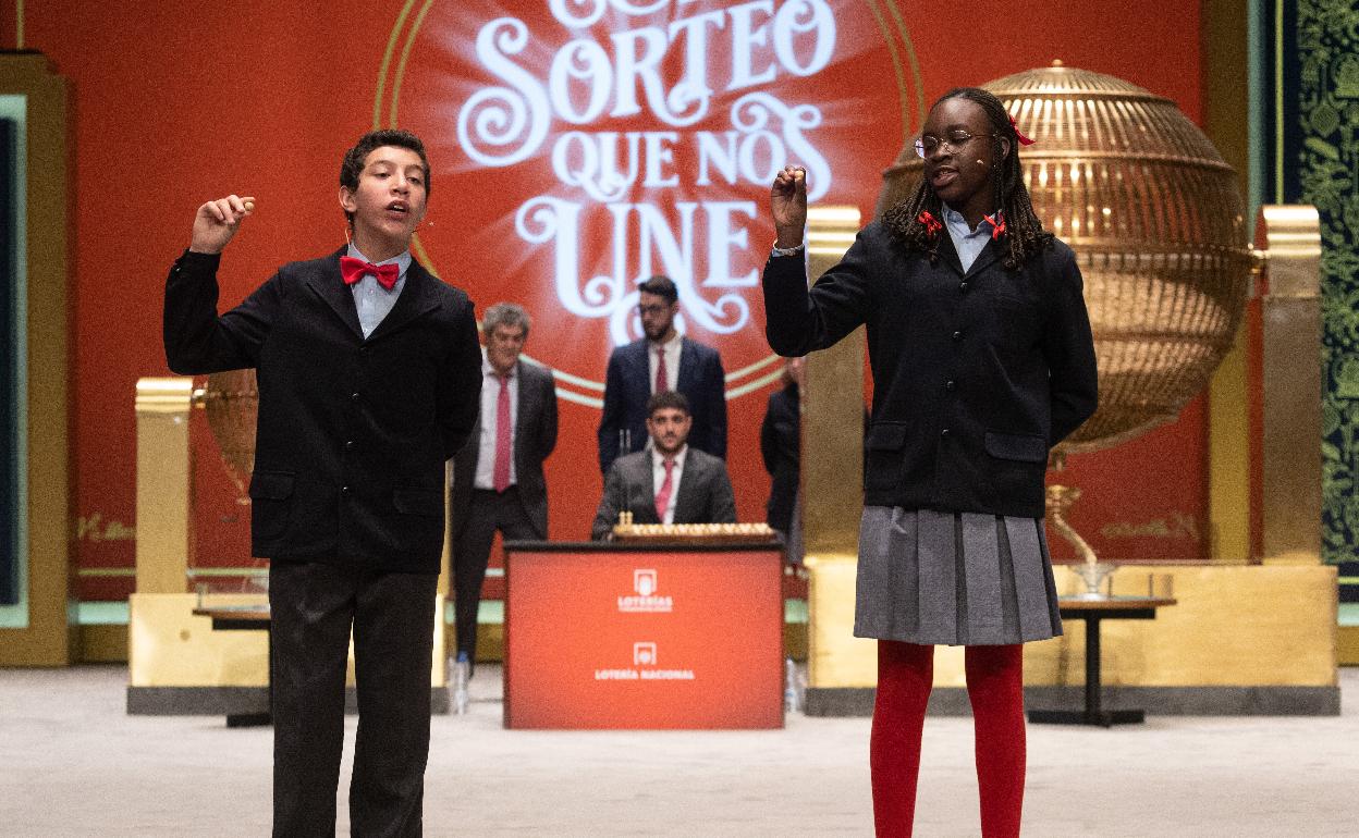 Los niños cantan los premios en el sorteo de la Lotería de Navidad. 