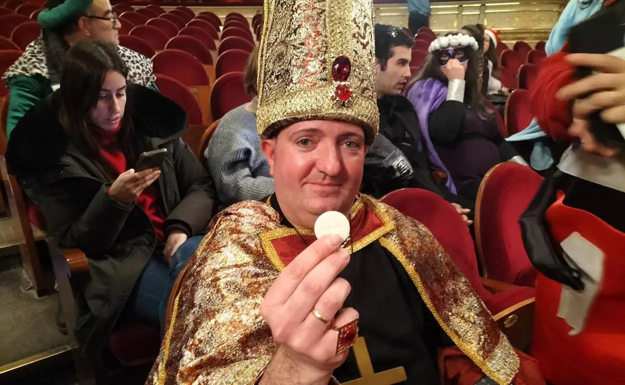 El Obispo, el primero en llegar al Teatro Real, ayer.