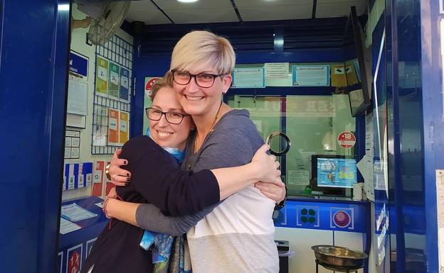 Pilar Herrero, con una compañera, se abrazan tras conocer que habían dado el quinto premio.