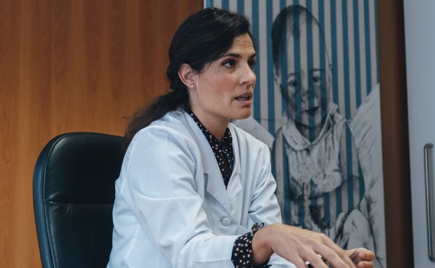 La doctora Andrea Bernabeu en su despacho en su despacho del Instituto Bernabeu 