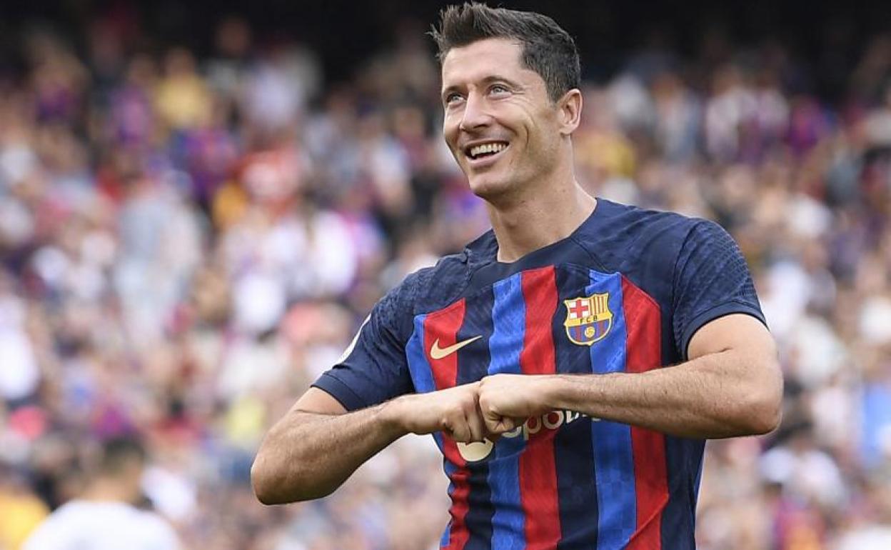 Robert Lewandowski celebra uno de sus goles al Elche en el Camp Nou 