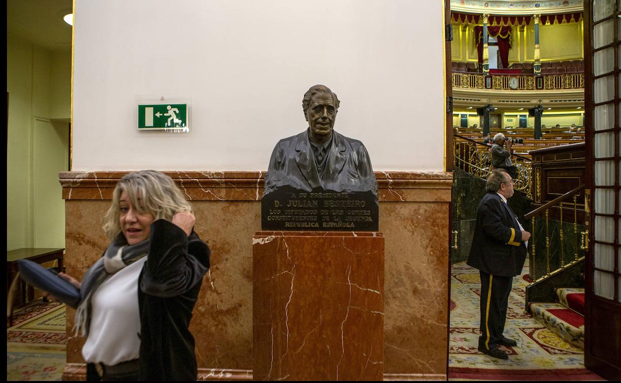 Escultura de Julián Besteiro en el pasillo que da acceso al hemiciclo del Congreso.