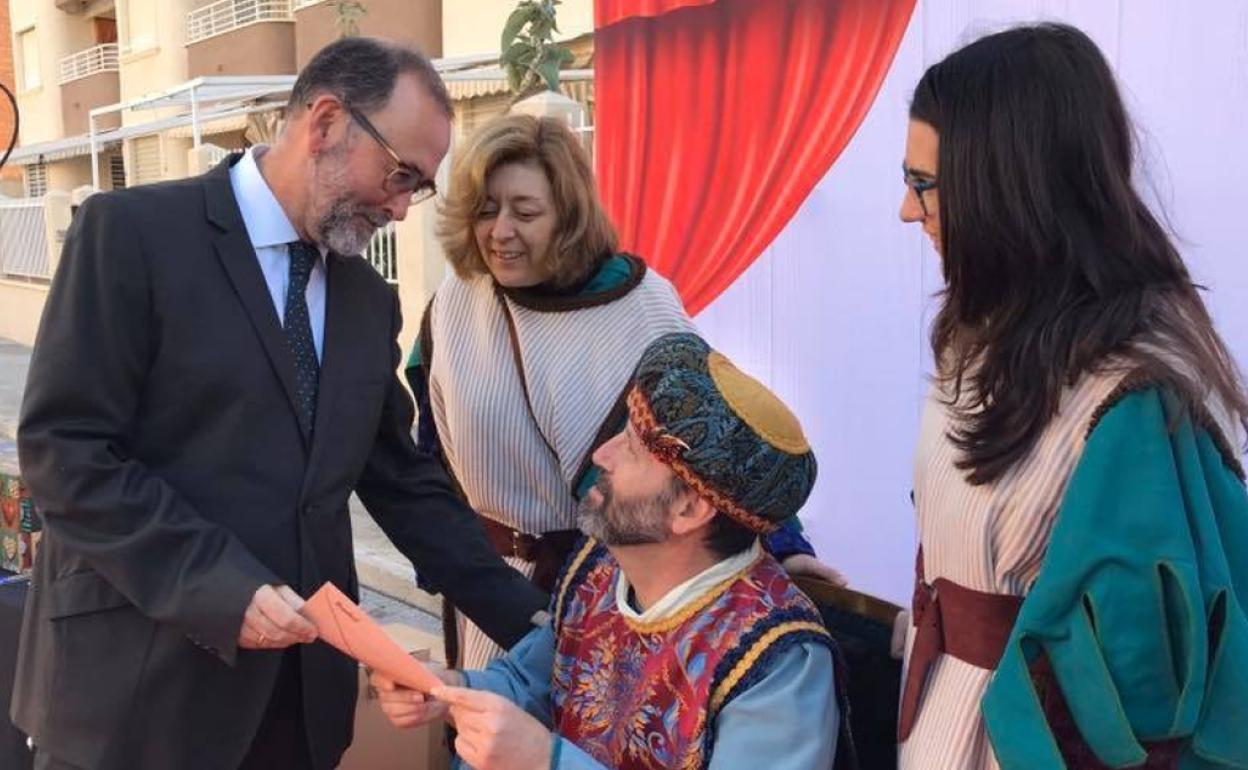 El alcalde de El Campello, Juanjo Berenguer, saluda al cartero real, en una de sus visitas al municipio. 