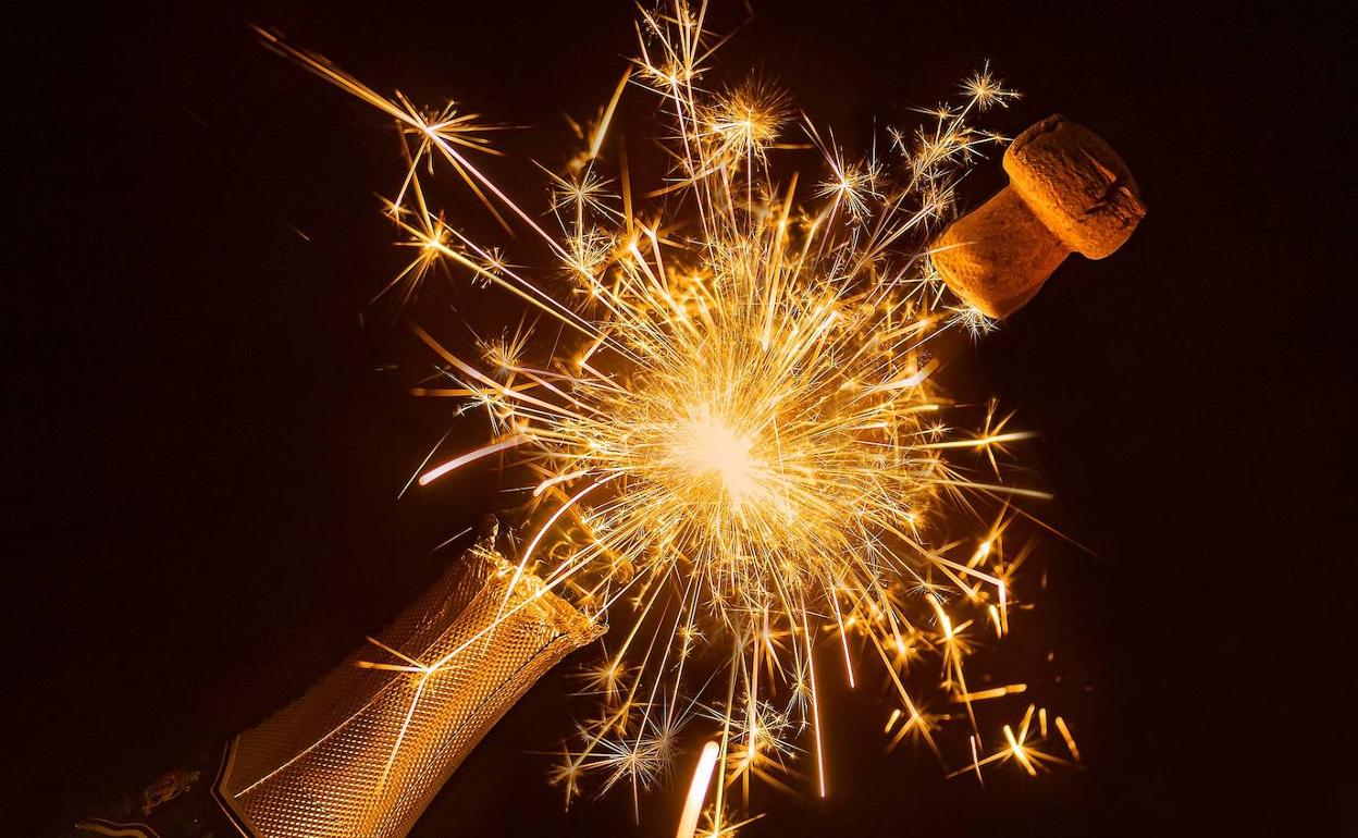 En Nochevieja es tradición brindar con cava tras las doce campanadas. 
