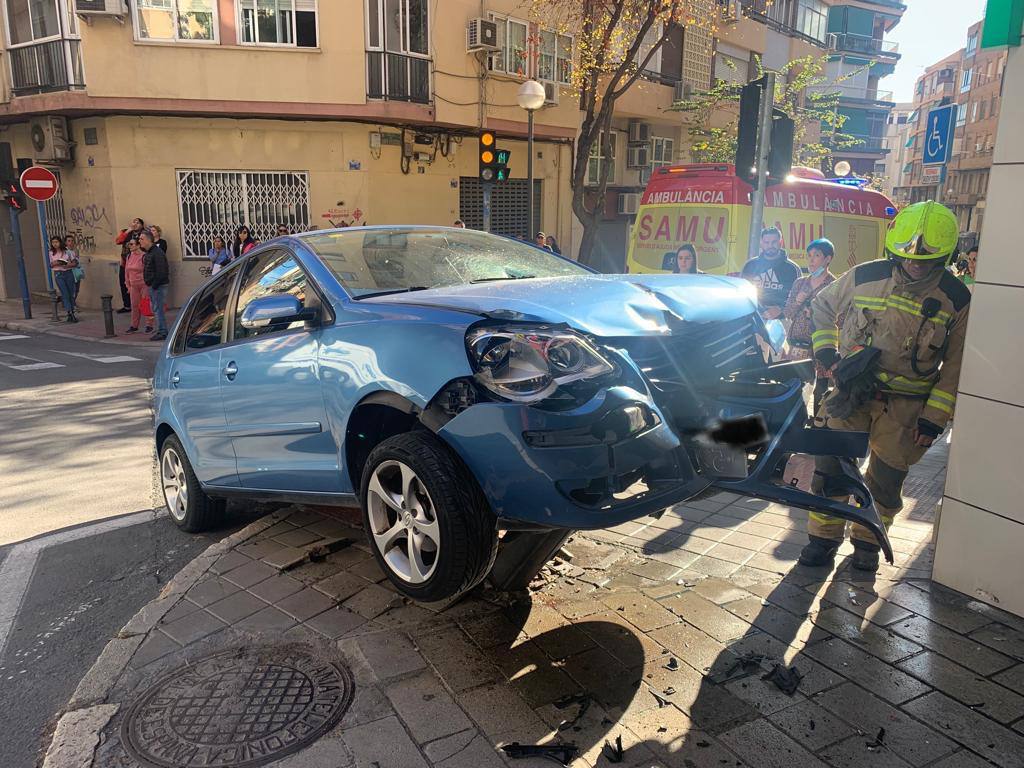 Un bombero, junto al vehículo accidentado.
