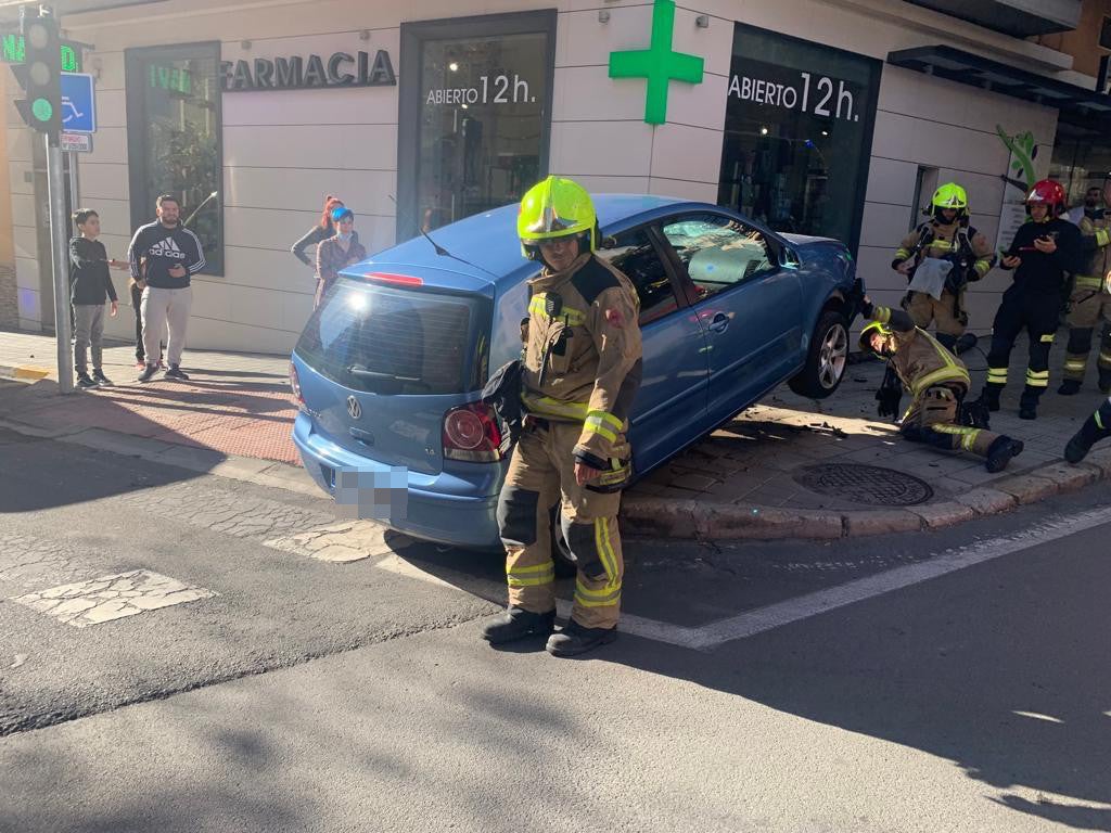 Los bomberos trabajando en el accidente de San Blas
