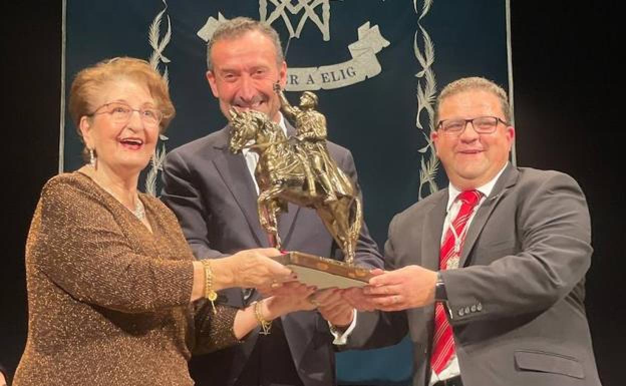 El alcalde, Carlos González, con la pregonera y el presidente de la Sociedad Venida de la Virgen. 