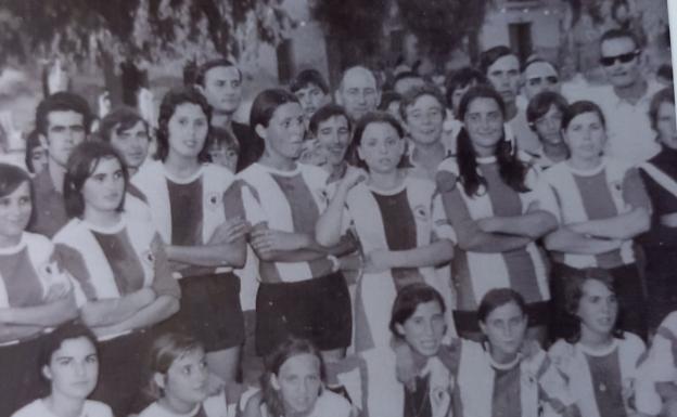 Varias integrantes del Hércules femenino junto a la afición.