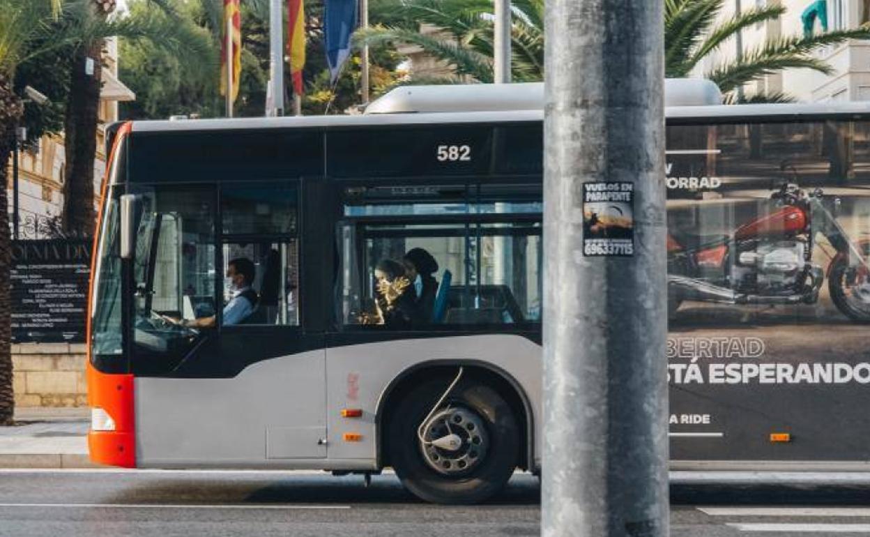 Un autobús urbano, a su paso por la avenida de la Estación.